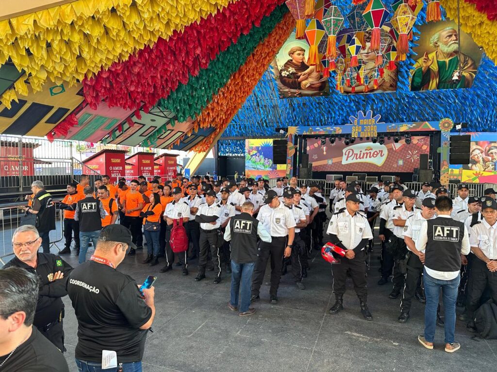 Policiais federais e auditores fiscais durante fiscalização no Parque do Povo, em Campina Grande, durante o São João 2025.